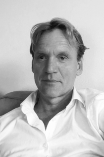 frank travaille chez Josiane