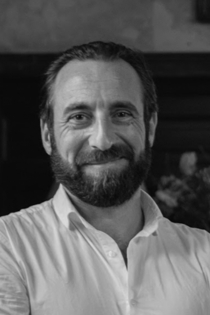 xavier travaille chez Josiane