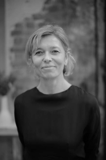 evelyne travaille chez Josiane