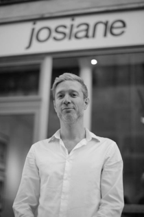 louis travaille chez Josiane
